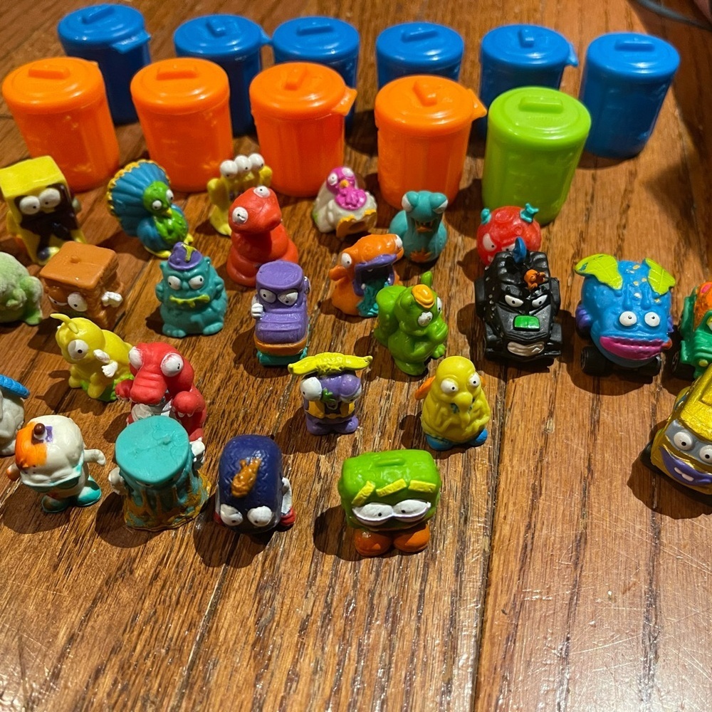 Trash Pack Lot 22 figures + 11 trashcans + 4 cars